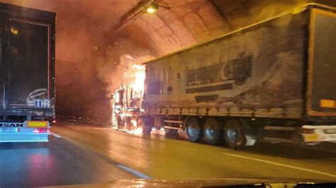 İ­z­m­i­r­­d­e­ ­B­a­y­r­a­k­l­ı­ ­T­ü­n­e­l­l­e­r­i­­n­d­e­ ­y­a­n­g­ı­n­:­ ­3­8­ ­k­i­ş­i­ ­h­a­s­t­a­n­e­y­e­ ­k­a­l­d­ı­r­ı­l­d­ı­
